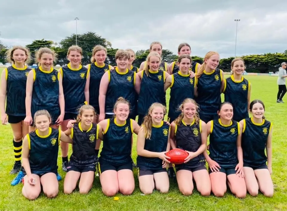 _Give Back – Kybybolite U16s girls football team